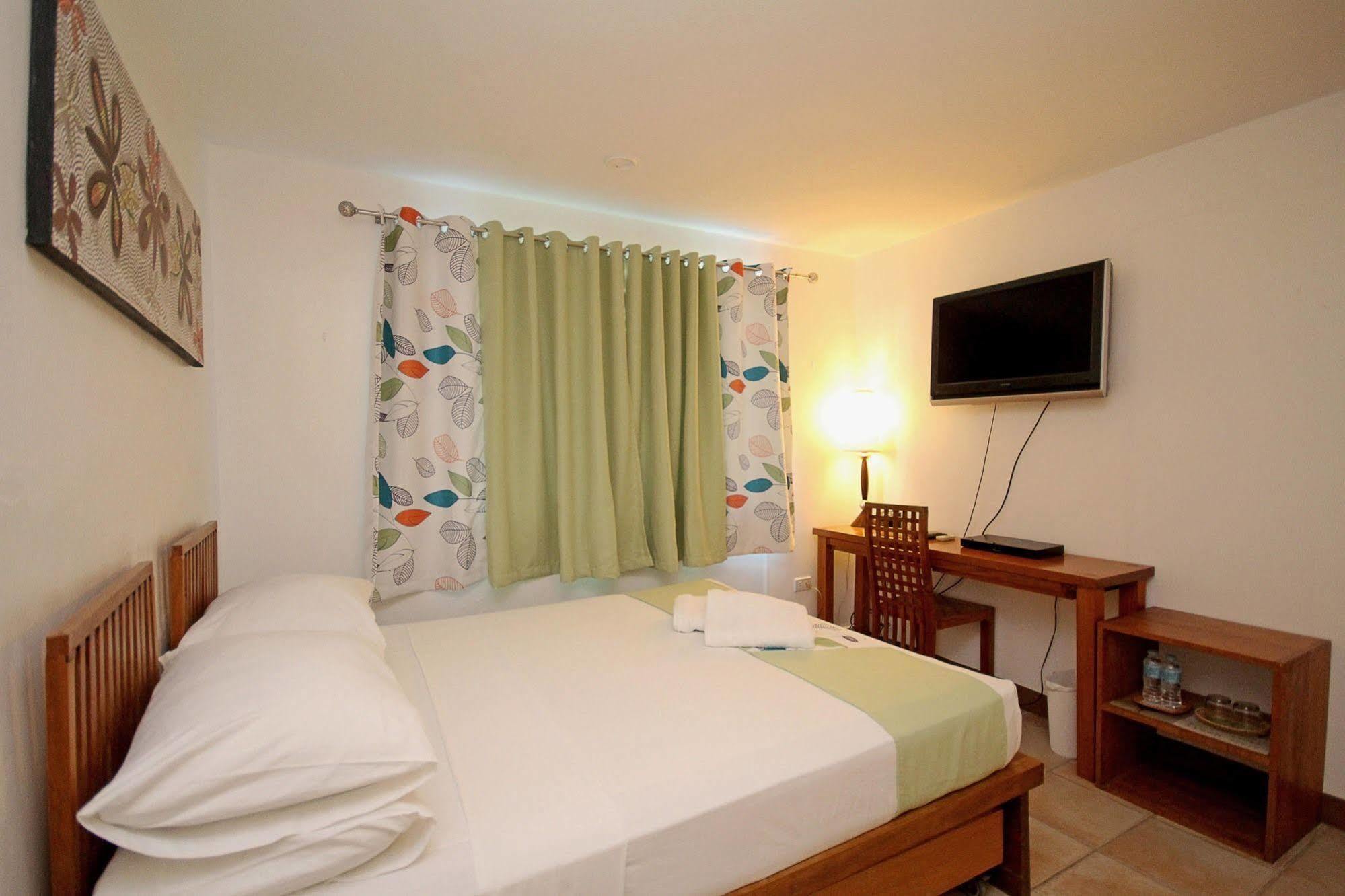 Bluewaves Beach House Balabag  Dış mekan fotoğraf